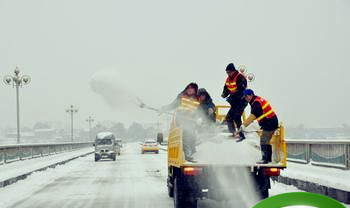 下雪了道路上都会撒盐，到底是怎么样的原理呢